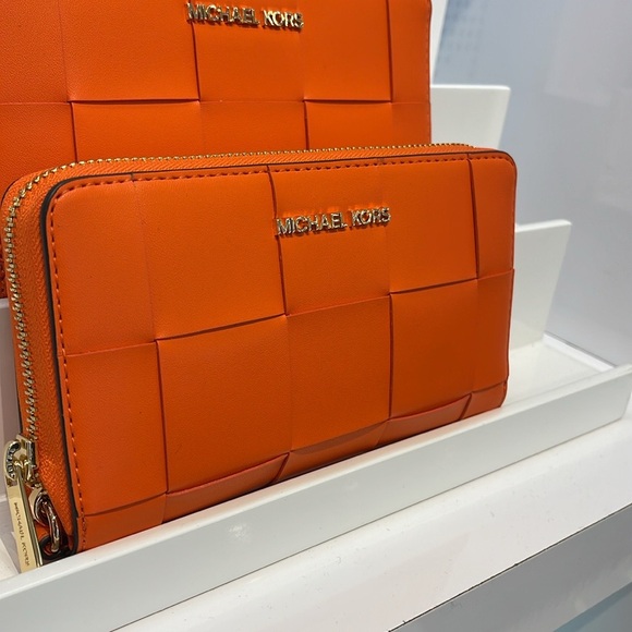 MICHAEL KORS LARGE FLAT MULTIFUNCTION PHONE CASE WALLET WRISTLET
POPPY
NWT - Picture 16 of 16